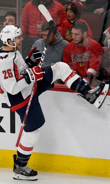Wilson snaps tie with 3rd period goal, Caps edge Blackhawks